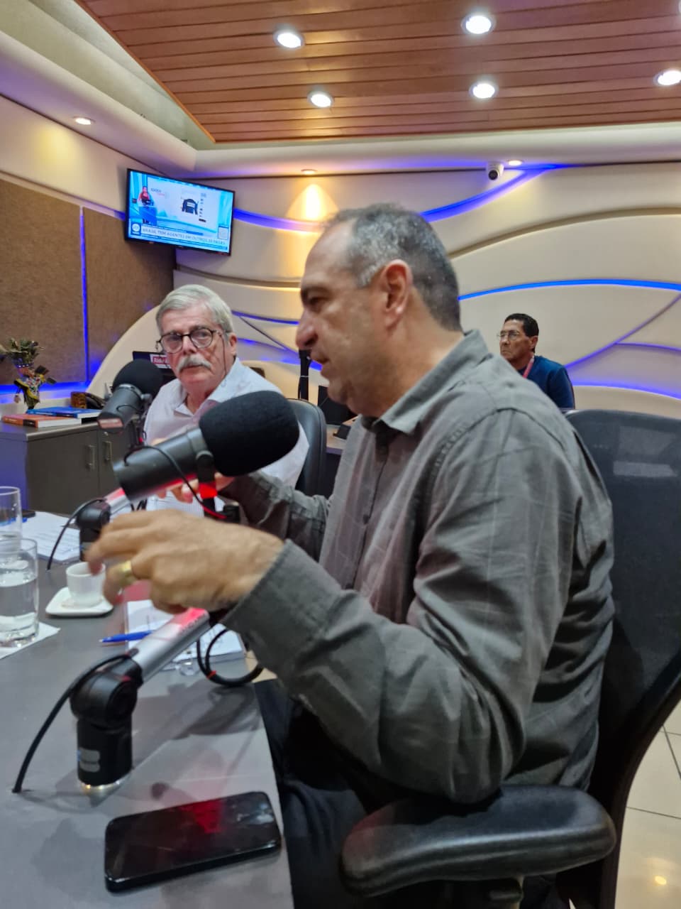 Imagem da matéria: Diretor-presidente da Condepe/Fidem, Diogo Bezerra discute planejamento urbano, habitação social, mobilidade e políticas públicas no Debate da Super Manhã da última quarta-feira (22)